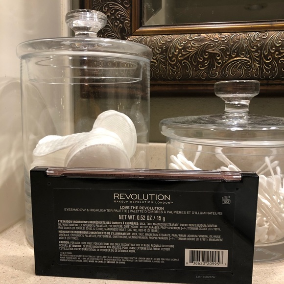 Revolution eyeshadow palette - Picture 2 of 2